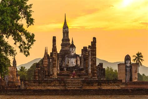 Rewolucja w Sukhothai: Podniesienie Królestwa Ayutthaya i Wprowadzenie Buddyzmu Theravady do Tajlandii